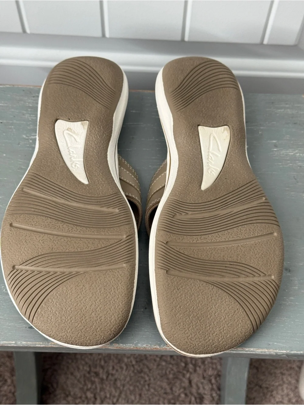 Women's Clarks Cloudsteppers Taupe Thong Sandals Size 7